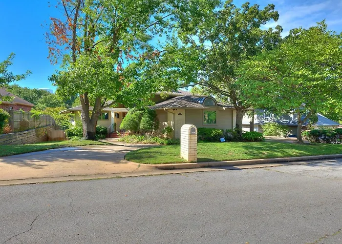 Arch House 3br Bunk Pool Game Country house Tulsa